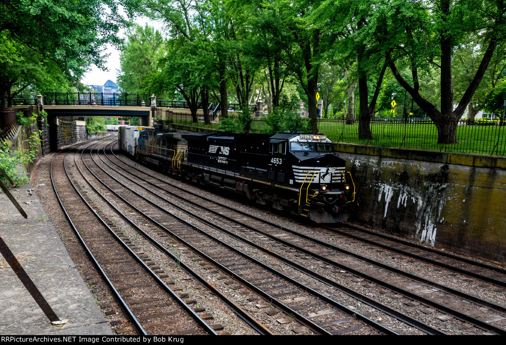 NS 4653 leads westbound manifest freight train through the Allegheny Commons Park 
